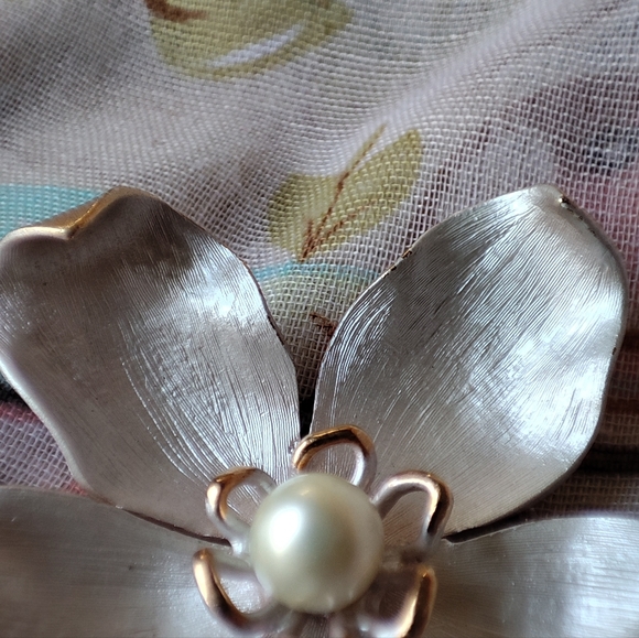 Frosted Matte White Enameled Unsigned Boucher? Vintage Brooch Blazer Pin Unisex - Picture 4 of 11